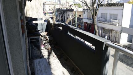 Los vecinos del depósito de Aloise Tecno se preparan para pasar la primera noche en sus casas