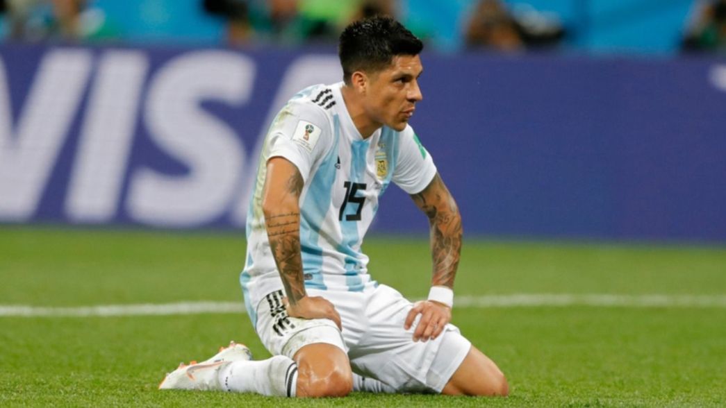 VIDEO: Enzo Pérez erró un gol y Maradona casi se tira del palco