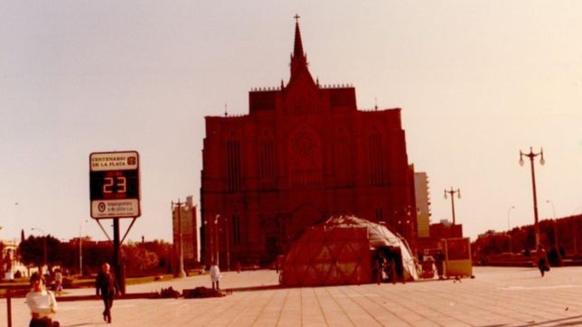 las fotos del centenario de la plata: ¿como fue y que habia en la piedra fundacional?