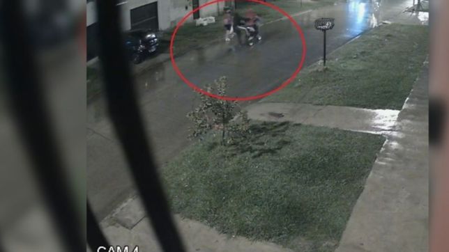 video: motochorros atacaron y quisieron robarle a una mujer en berisso
