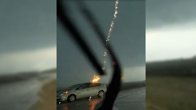 video: el momento en que un rayo impacta sobre un auto en una ruta de estados unidos