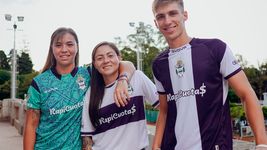 gimnasia saco un adelanto de la nueva camiseta: ¿cuando se estrena? gimnasia saco un adelanto de la nueva camiseta: ¿cuando se estrena?