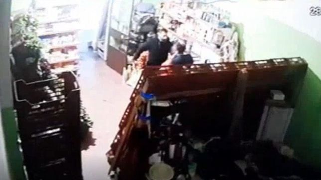 video: se hizo pasar por un cliente, corto a un empleado en una verduleria de la plata y huyo con la recaudacion