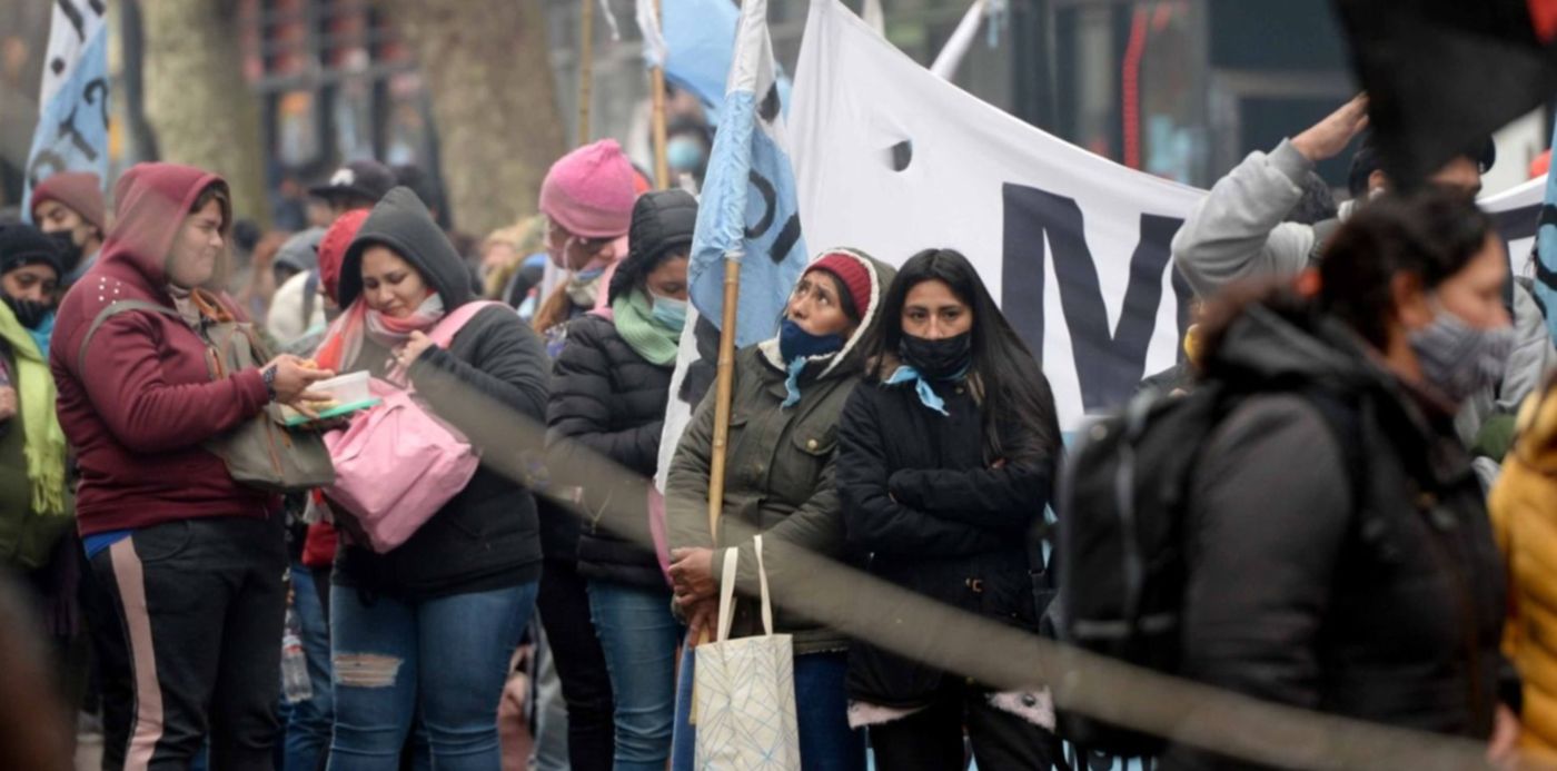 Marcha del movimiento teresa Rodríguez en La Plata organizaciones sociales
