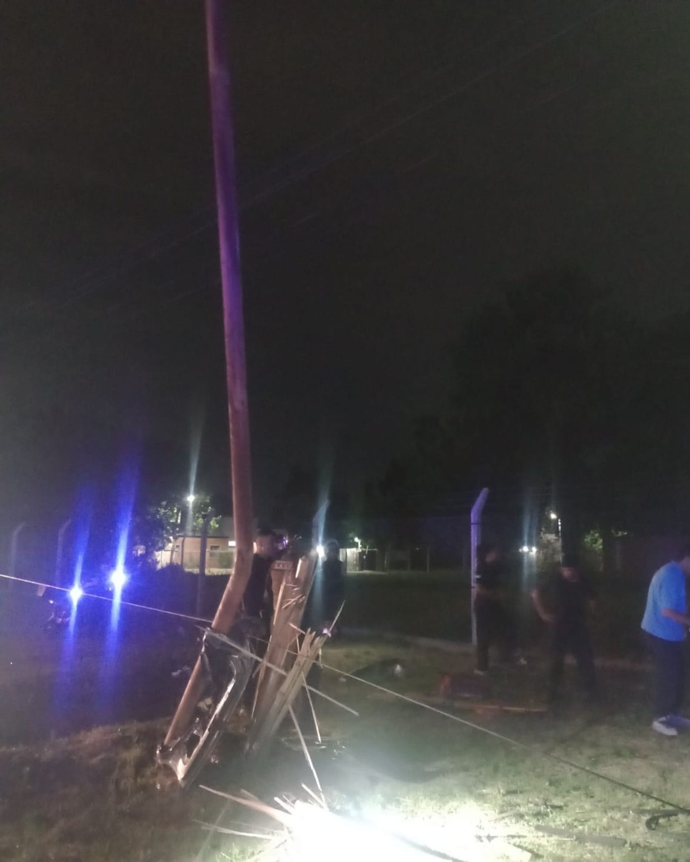 El auto en fuga terminó chocando contra un poste en una impresionante persecución en La Plata