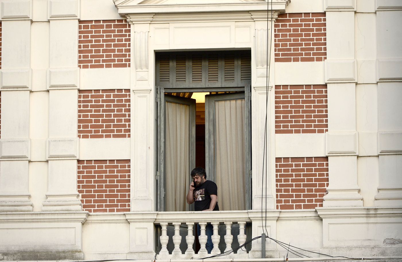 Facundo Tignanelli, de La Cámpora, en plena rosca en la Gobernación durante la tarde del sábado