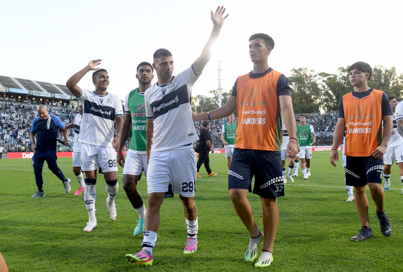 Los futbolistas de Gimnasia realizarán el pasillo del campeón a River este domingo. Los futbolistas de Gimnasia realizarán el pasillo del campeón a River este domingo.