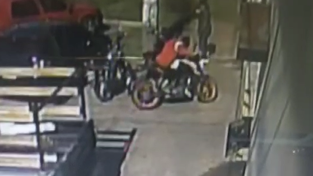 robaron una moto en la plata y los encontraron en la puerta de una casa velatoria