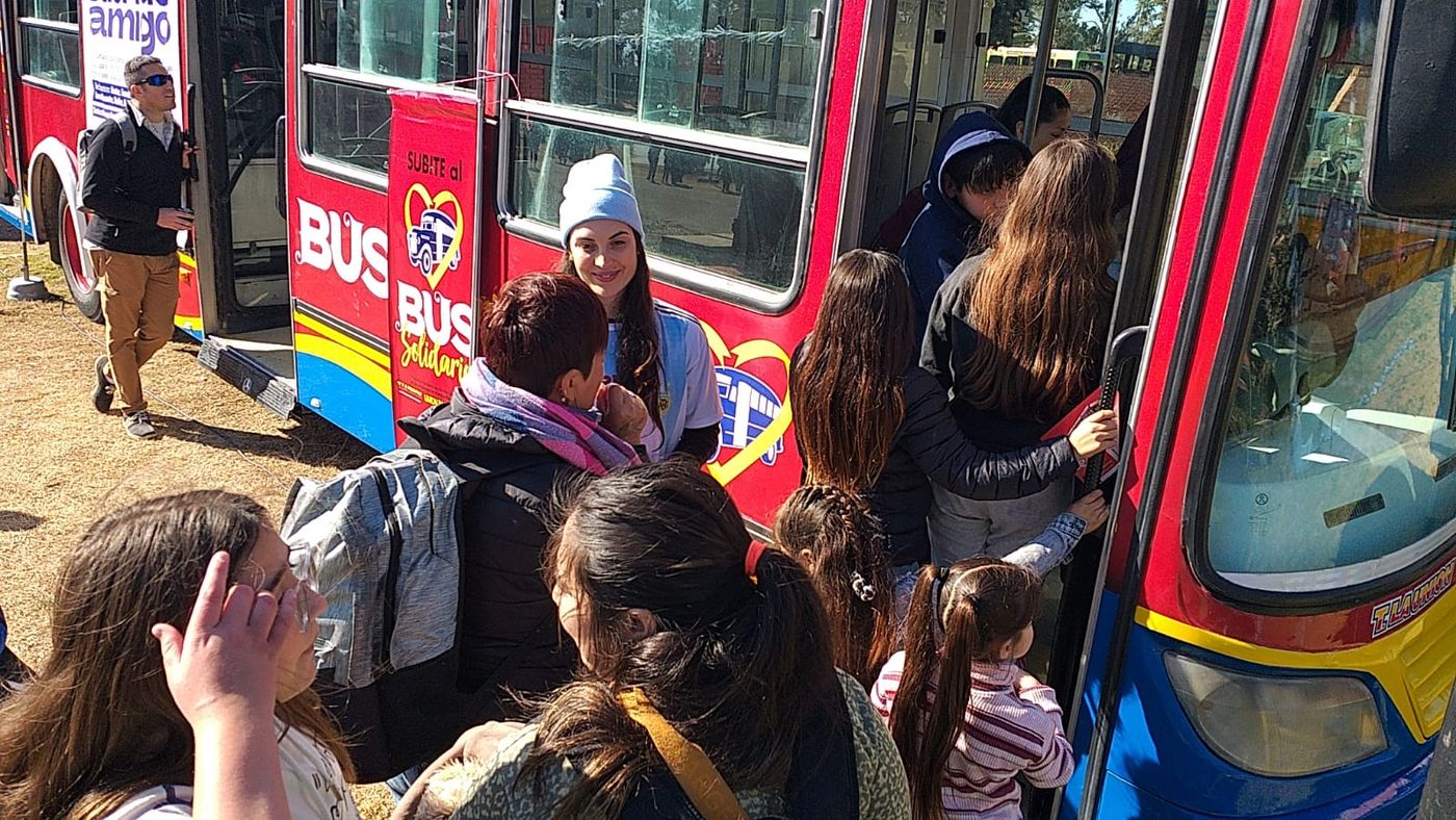 El Bus Solidario estuvo en la República de los Niños, donde fue visitado por grandes y chicos. El Bus Solidario estuvo en la República de los Niños, donde fue visitado por grandes y chicos.