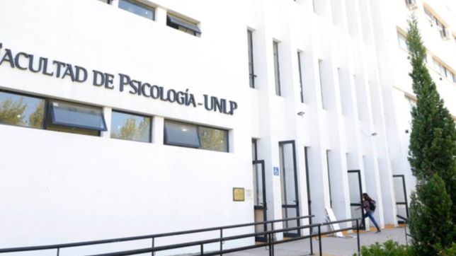 dolor en la facultad de psicologia de la unlp por la muerte de una estudiante