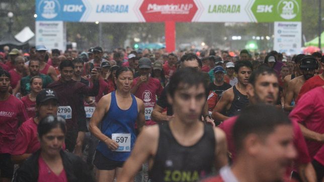 todos los ganadores de la maraton de la unlp que se corrio bajo la lluvia en la plata