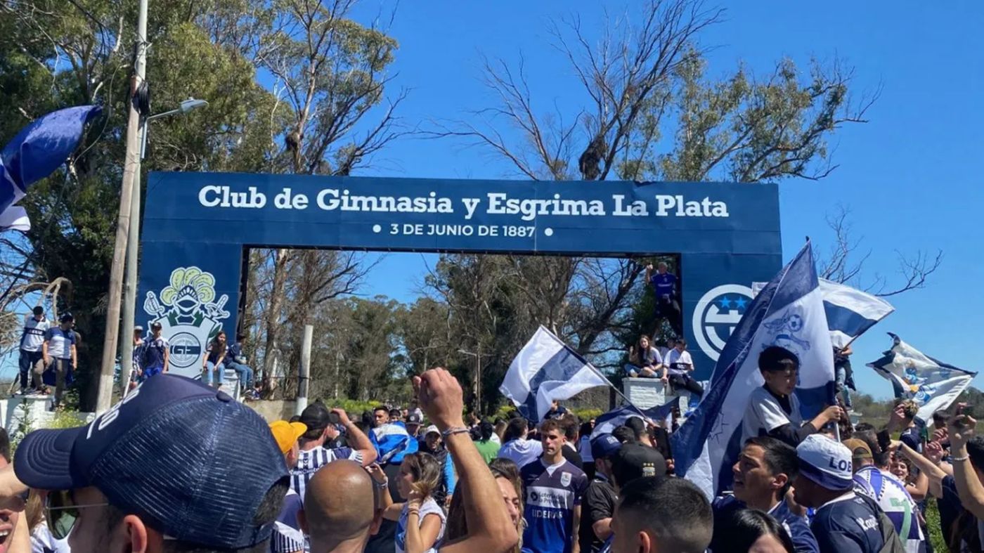 Hinchada Gimnasia Estancia Chica.jpg