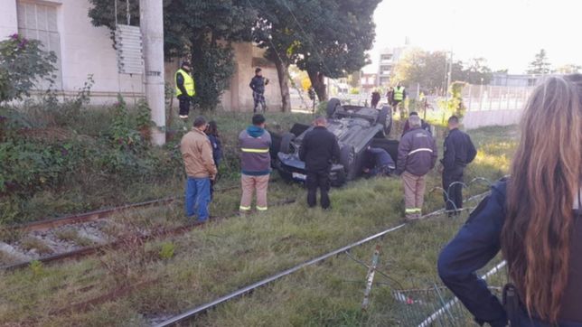 un auto termino dado vuelta sobre las vias en tolosa
