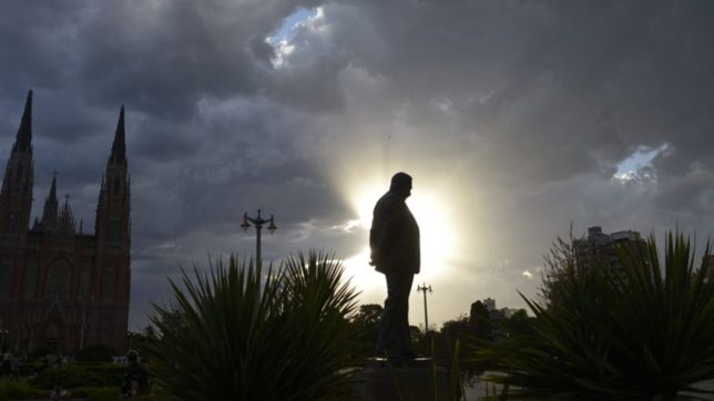 la tormenta nunca llego y el alivio se hace esperar: asi seguira el clima en la plata