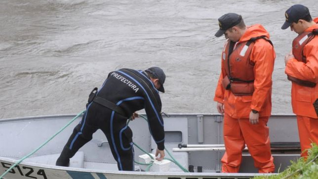 hallan el cadaver de un hombre flotando en el riachuelo e investigan como murio