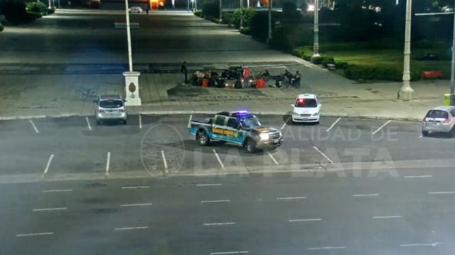 video: violaron el toque de queda, fueron a plaza moreno y rezaron por la paz mundial