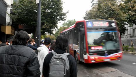 El Gobierno convocó a empresas de micros para evitar un paro en La Plata y el AMBA El Gobierno convocó a empresas de micros para evitar un paro en La Plata y el AMBA