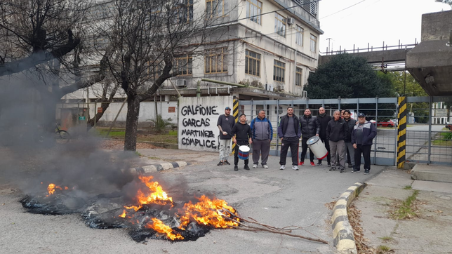 trabajadores despedidos de la textil fisipa protestaron frente a la fabrica ante la falta de respuestas