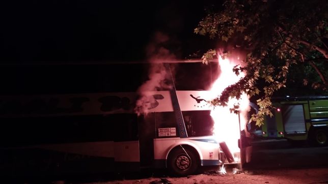 robaron e incendiaron un micro de larga distancia