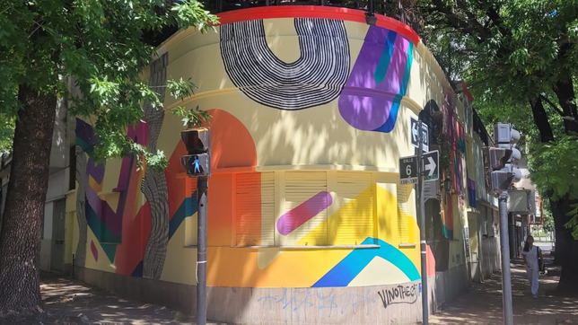 la editorial malisia volvio a lucir su mural tras haber sido pintada de gris por error
