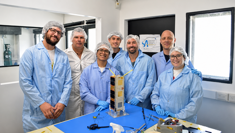 El satélite USAT I creado en la UNLP comenzó el viaje que lo llevará al espacio