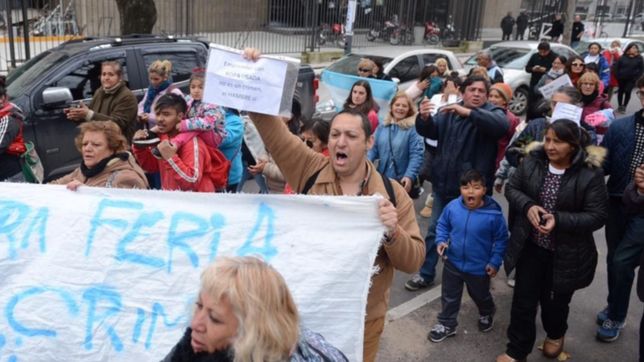 tension frente a la comisaria primera: marchan tras el mega operativo contra los manteros