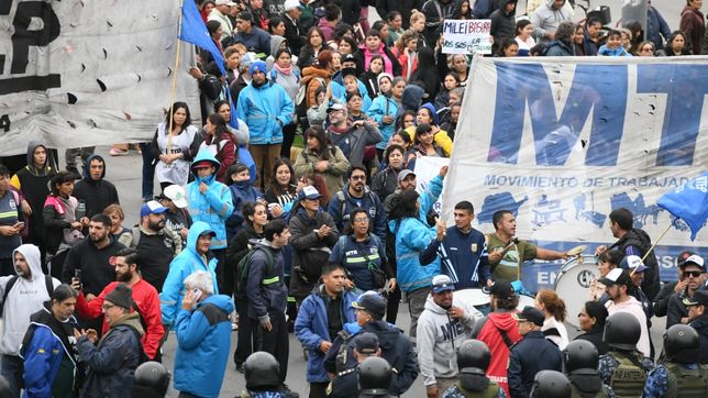 arrancaron los cortes de transito y la bajada de la autopista permanece cerrada