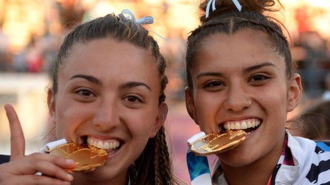 dos platenses son medalla de oro en beach handball femenino