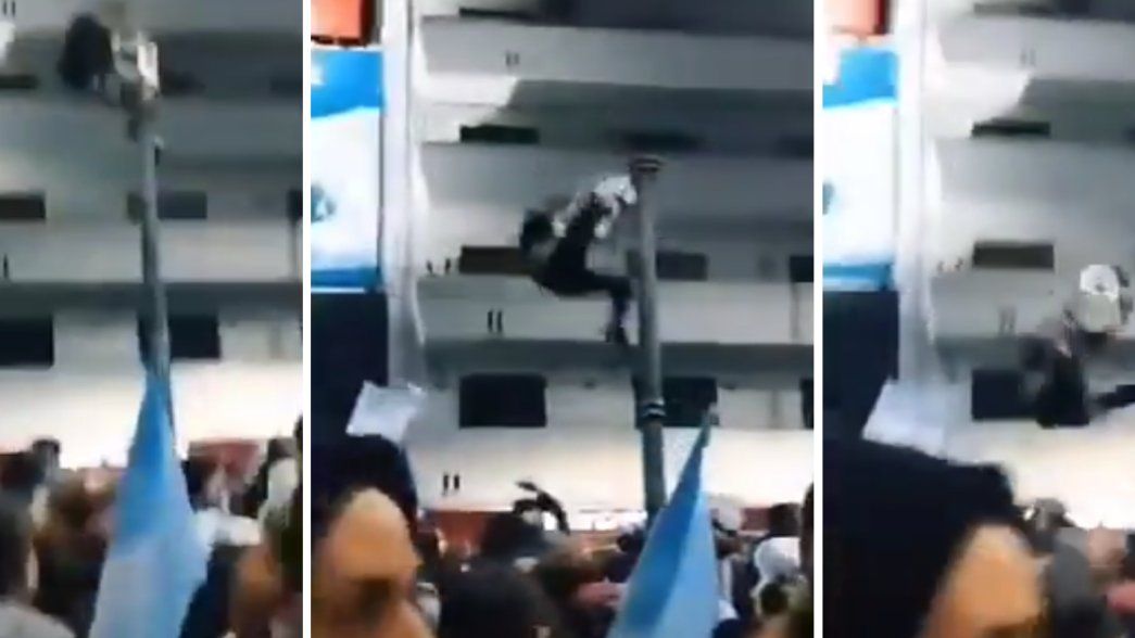 El momento en que un hincha cae del farol en 7 y 50 mientras festejaba la victoria en la Copa América
