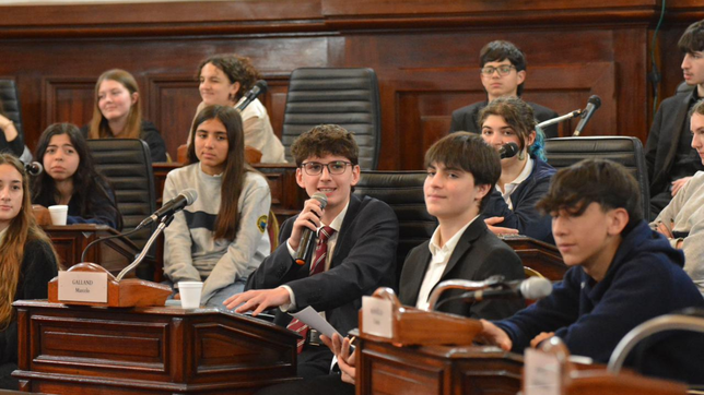 alumnos secundarios se convirtieron en concejales por un dia y se aprobara una ordenanza de ellos