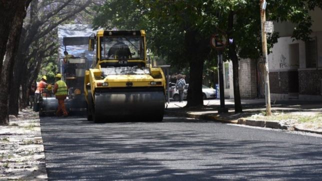 avanza el asfalto en la plata y taparon el historico adoquinado de 1 y 38