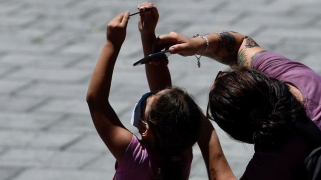 asombro, chistes y desilusion, las reacciones de los platenses por el eclipse de sol