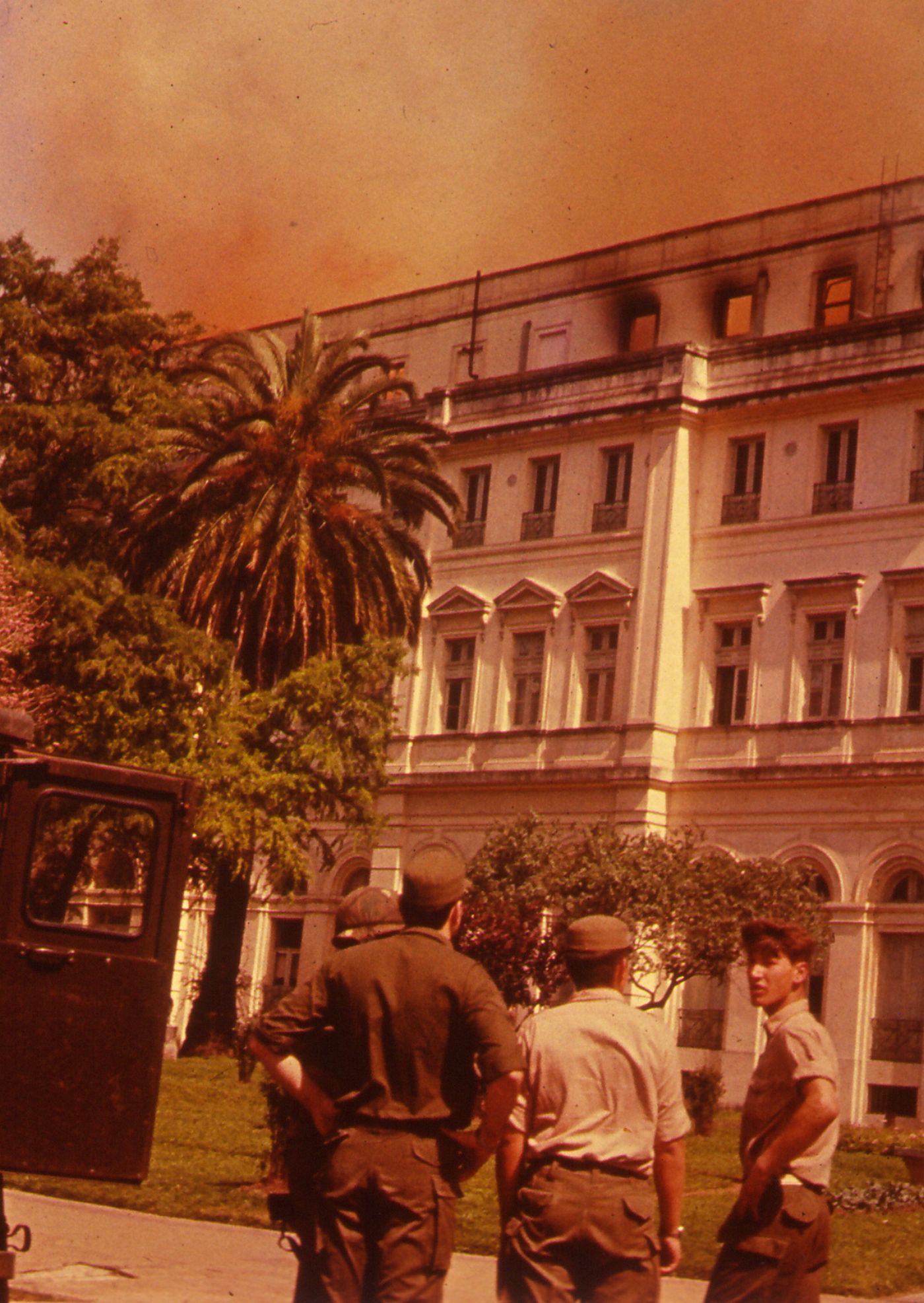 Las llamas no destruyeron totalmente la estructura del edificio, el gobierno militar demolió el edificio en 1980