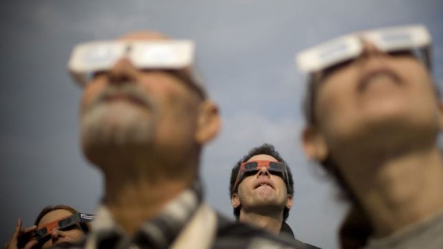 con anteojos y de a ratos: los consejos de los especialistas para disfrutar el eclipse