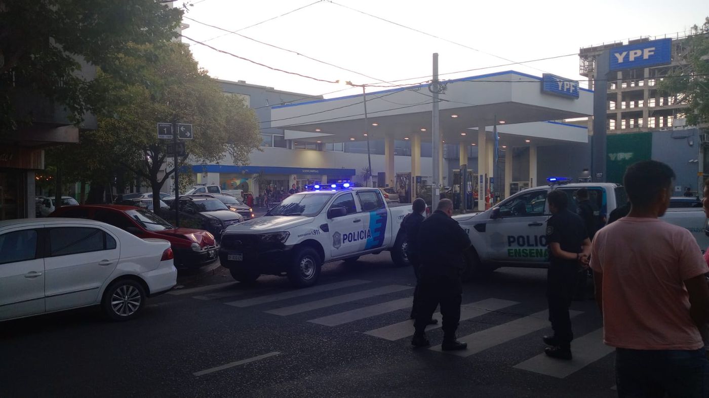 Calle 1 fue cortada por patrulleros de la Policía de la provincia de Buenos Aires luego de las detenciones.