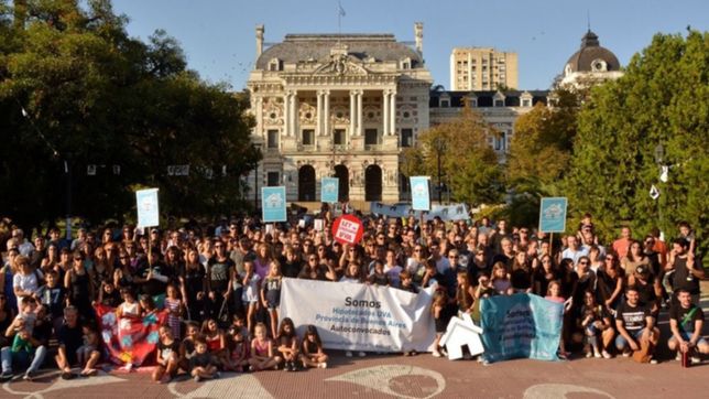 decenas de familias platenses protestaron contra la suba de las cuotas de los creditos uva