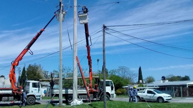 avanza el plan de columnas de hormigon para mejorar el servicio electrico de la plata