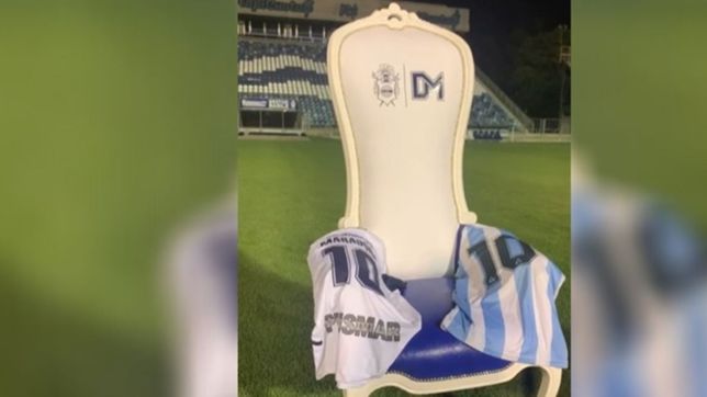 video: minuto de silencio, el trono y velas en el homenaje de gimnasia a diego maradona