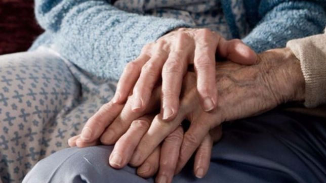 violento robo a dos jubilados en su casa de la plata: rompieron todo y escaparon