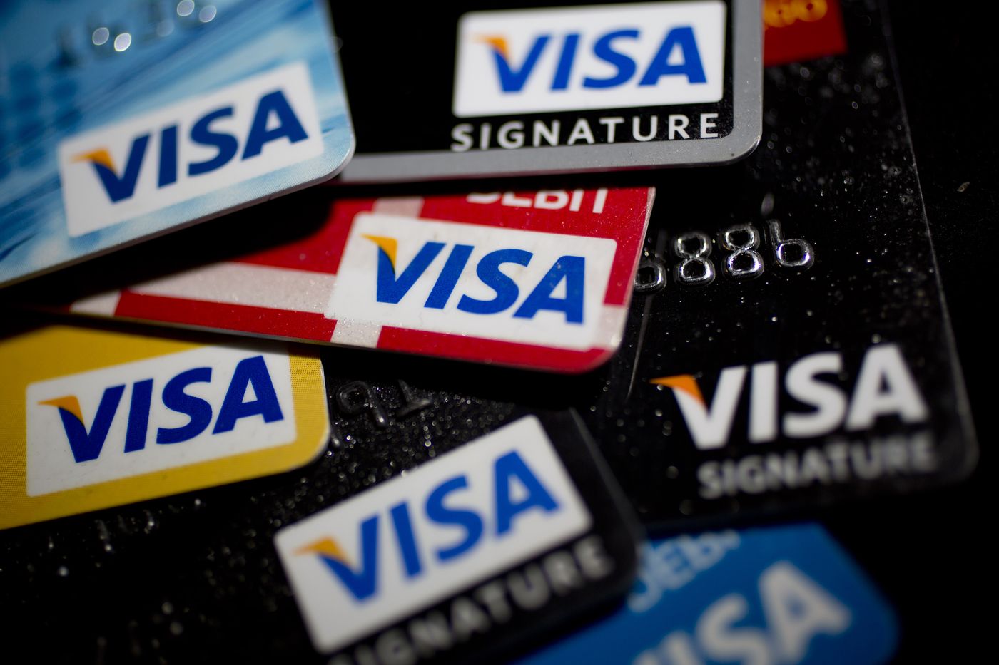La Ley fija plazos para que los bancos puedan iniciar acciones por deudas de tarjetas de crédito.