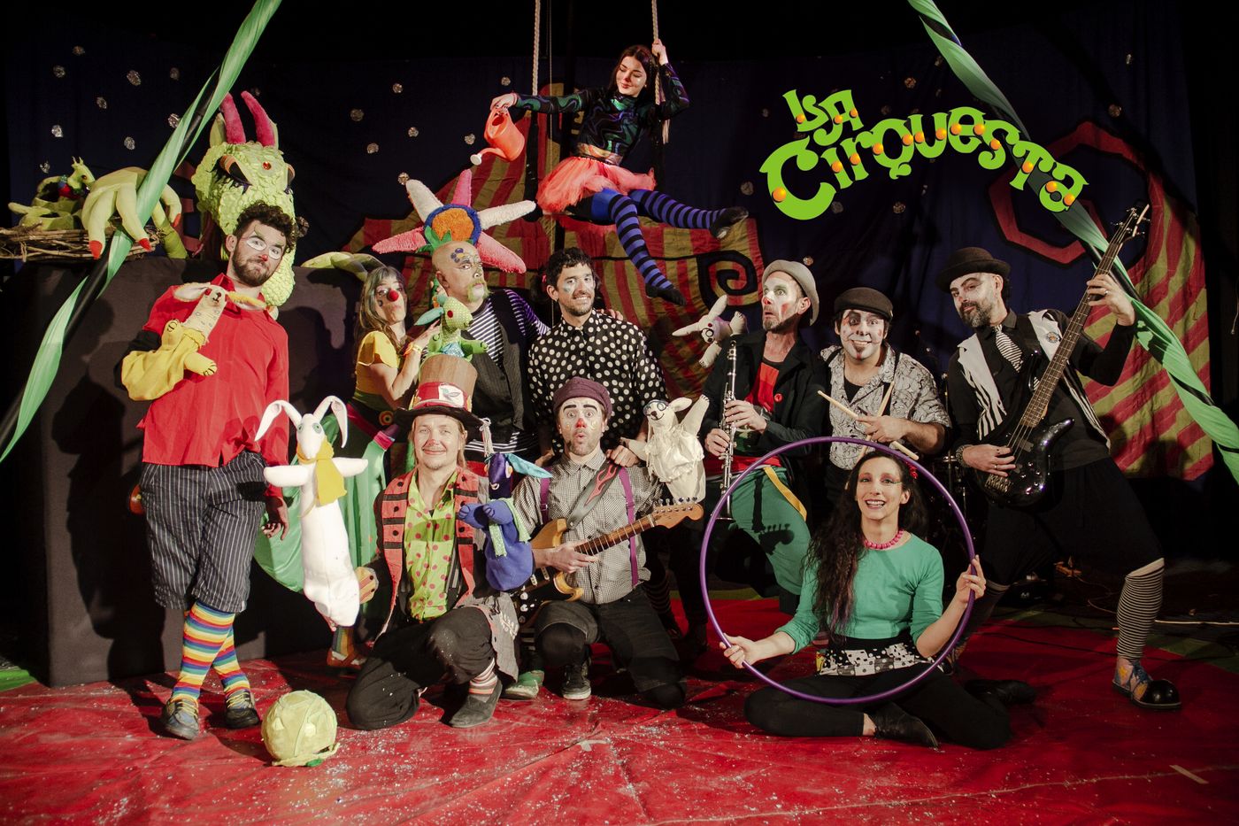 La compañía artística La Cirquesta nace en La Plata y busca cautivar al público con una fusión entre circo, música y teatro de títeres.