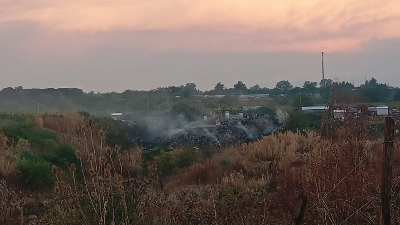 Así luce la cantera repleta de basura cada vez que se prende fuego
