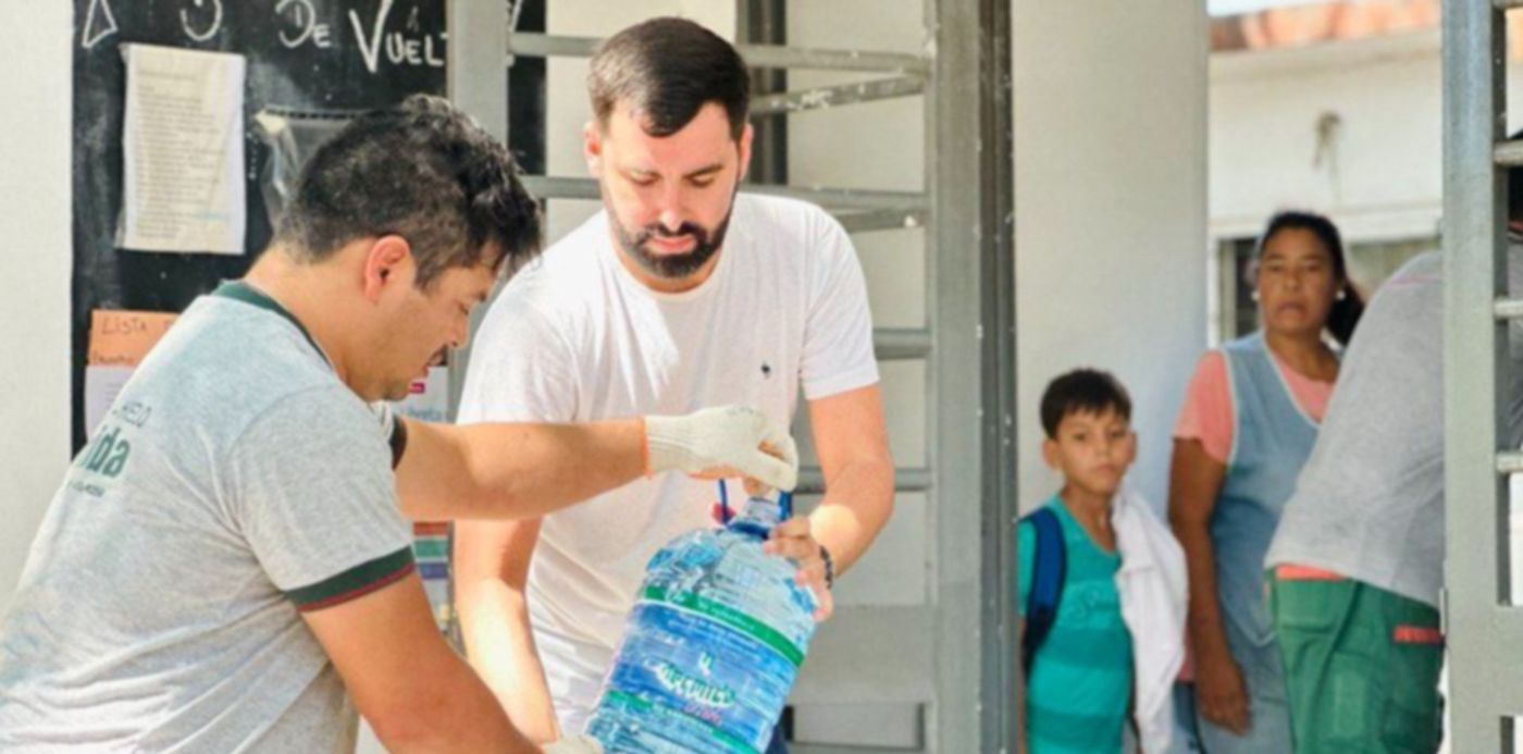 garristas reparten agua