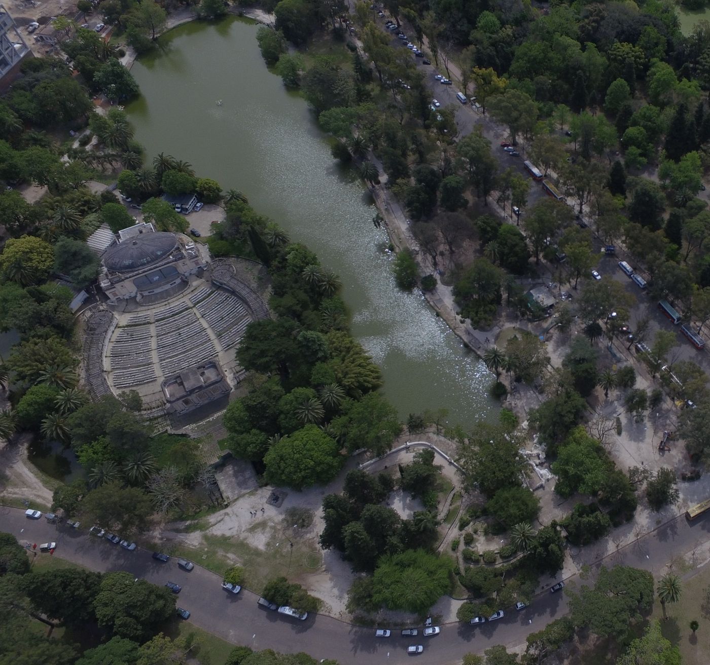 El teatro al lado del lago, en el corazón del bosque. 
