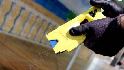 Las pistolas Taser llegan a territorio bonaerense y serán usadas por el Grupo Halcón