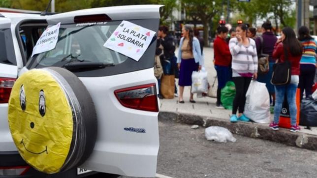 si necesitas, paranos: un movil solidario recorre la ciudad entregando leche y abrigo