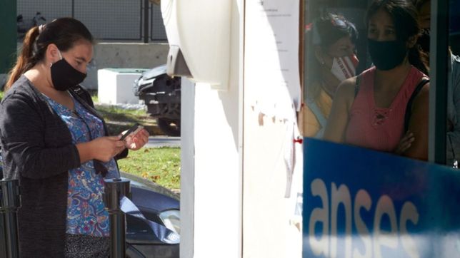 programa acompanar: ¿quienes y como pueden cobrar el bono de $32.000 de anses?