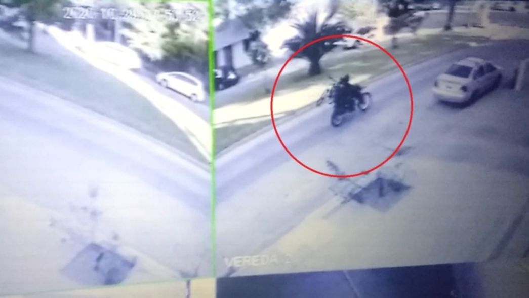 VIDEO: Dos ladrones en moto amenazaron con un arma a un ciclista de La Plata y le robaron