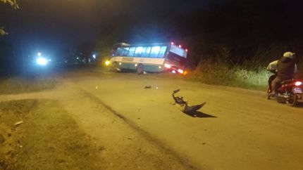 Un micro y una camioneta chocaron en La Plata y terminaron adentro de una zanja