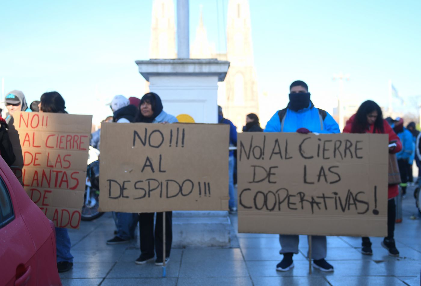 Cartoneros que trabajan como cooperativistas para la Municipalidad de La Plata se manifestaron en Plaza Moreno
